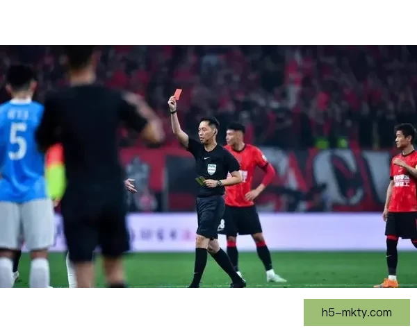 44岁名哨刚宣誓即爆争议 蓉城获利内幕曝光